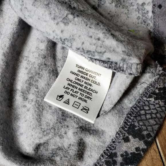 Kate Hill Medium Women's Gray and Black Metallic Snakeskin Print Top NWOT - Picture 13 of 16